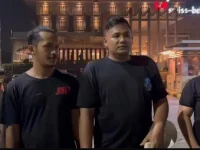 Koordinator aksi Afan Safrian bersama pemuda saat aksi protes penanganan karhutla di Palangka Raya, Kalimantan Tengah. Desak Menhut Raja Juli Dicopot