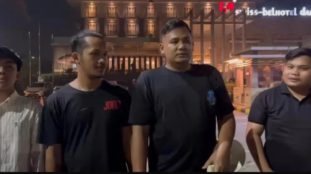Koordinator aksi Afan Safrian bersama pemuda saat aksi protes penanganan karhutla di Palangka Raya, Kalimantan Tengah. Desak Menhut Raja Juli Dicopot