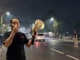Ketua GAPURA Aris berorasi menggunakan pengeras suara di tengah kabut asap saat mendesak evaluasi penanganan karhutla di Palangka Raya, Kalteng.