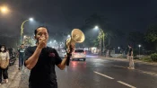 Ketua GAPURA Aris berorasi menggunakan pengeras suara di tengah kabut asap saat mendesak evaluasi penanganan karhutla di Palangka Raya, Kalteng.