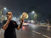 Ketua GAPURA Aris berorasi menggunakan pengeras suara di tengah kabut asap saat mendesak evaluasi penanganan karhutla di Palangka Raya, Kalteng.